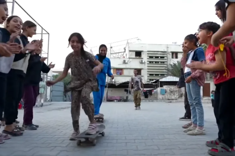 Færanlegur hjólabrettagarður veitir börnum á Gaza sálrænt skjól