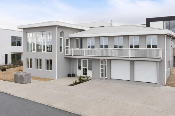 Risastórt gluggahús á sölulista