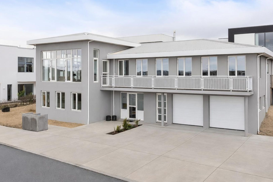 Risastórt gluggahús á sölulista