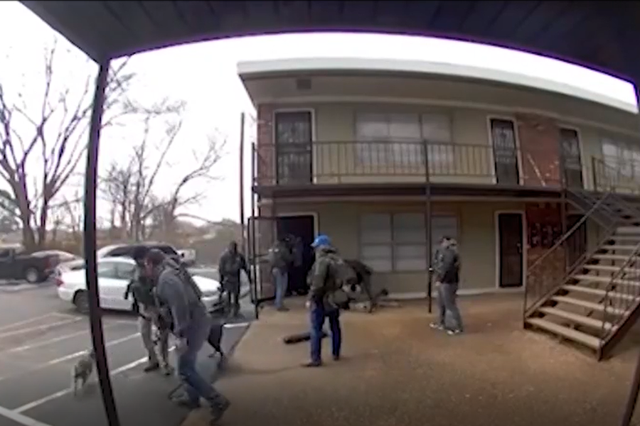 Lögreglumaður sparkaði í lítinn hund