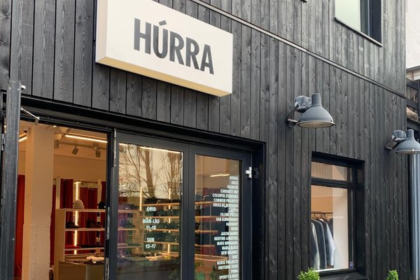 Húrra skellir í lás