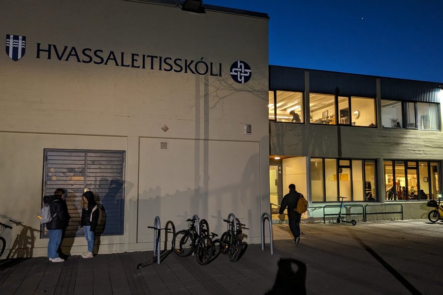 Sjö ára barn fékk aðstoð sálfræðings eftir að kona hrækti í andlit þess