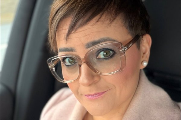 Jasmina skorar á Elliða að segja hvaða skaða fjölskylda hennar hafi valdið