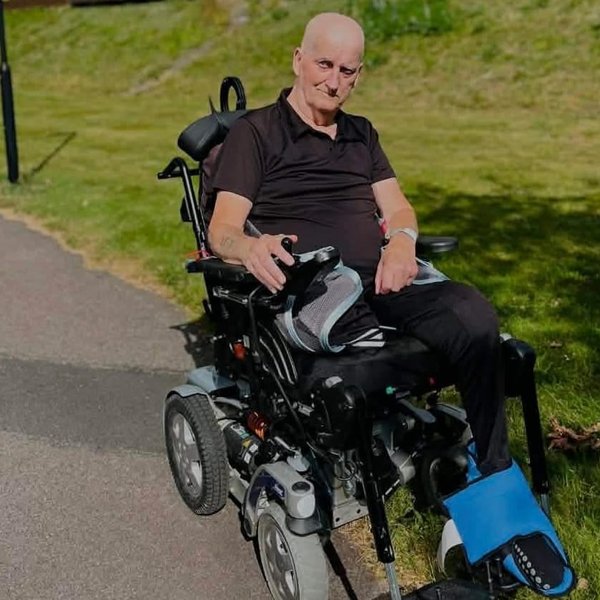 Áttræður maður í hjólastól skilinn eftir yfir nótt í snjónum