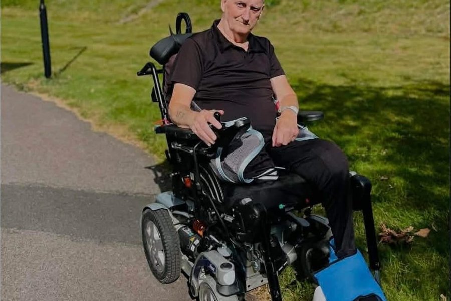 Áttræður maður í hjólastól skilinn eftir yfir nótt í snjónum