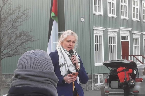 Spyr hvort eðlilegt sé að refsa aðgerðasinnum en hundsa brot Ísraels
