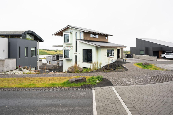 Selja áhugavert en óklárað hús í Garðabæ