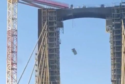 Subbulegt óhapp er útikamar féll á brú í Sevilla