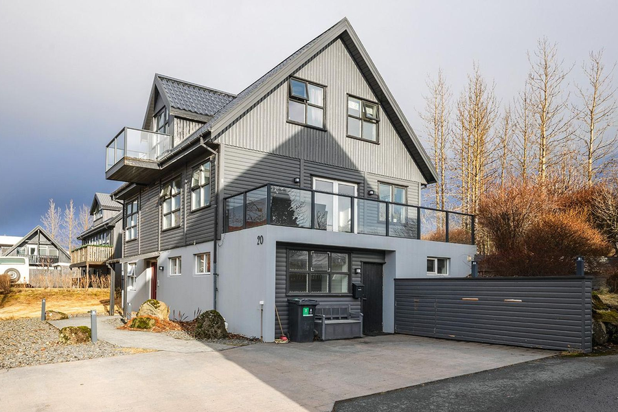 Einstakt og stórt botnlangahús til sölu