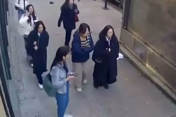 Sló konu í rassinn og kýldi hana svo í höfuðið