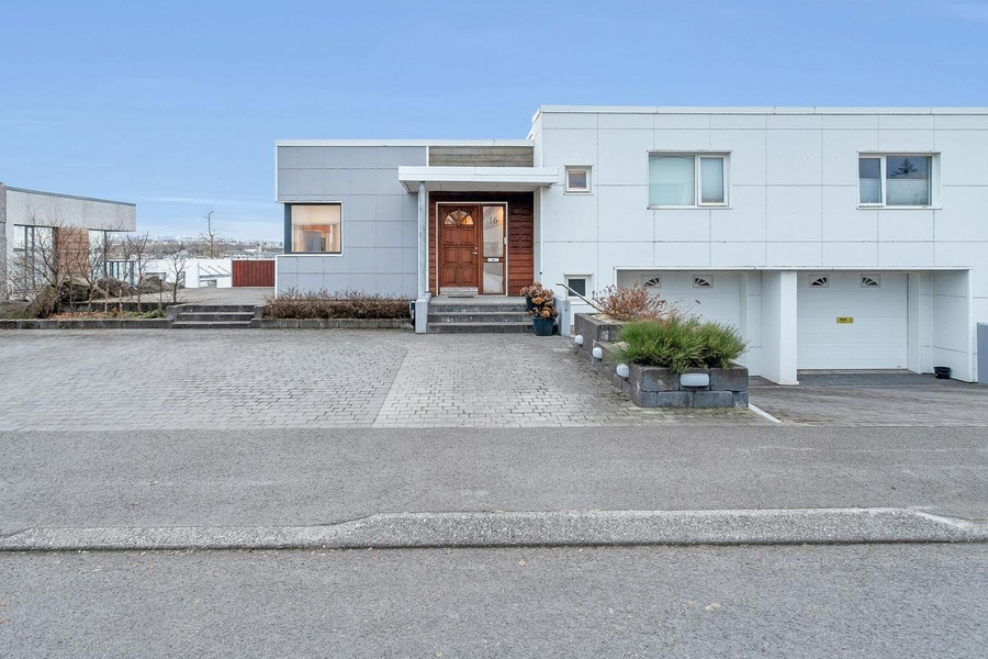 Vistlegt raðhús með heitum potti falt