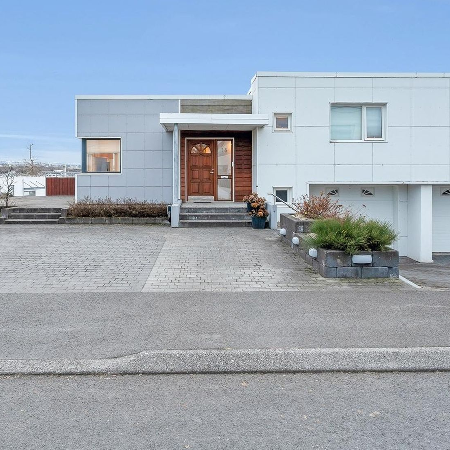 Vistlegt raðhús með heitum potti falt