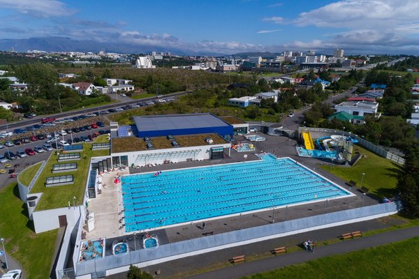 Mætti með stóra hnífa í Kópavogslaug