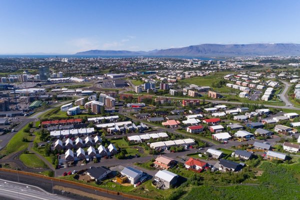Óþekktur fauti braut rúðu