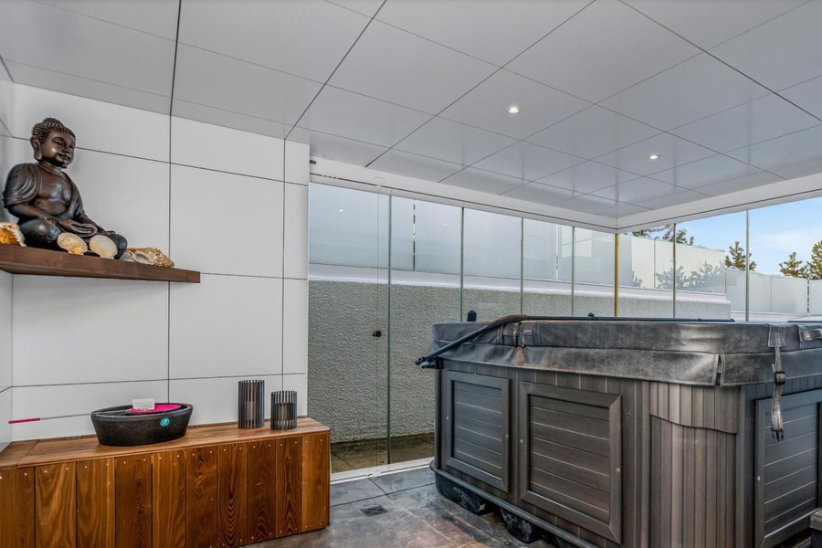 Búdda og innanhússpottur í dýru einbýli