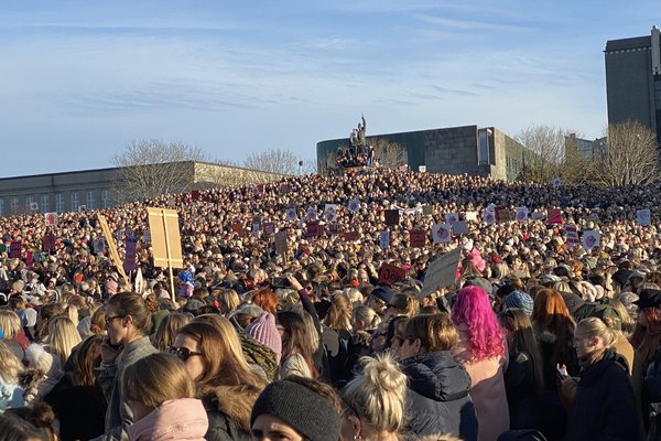 Glúmur hæðist að verkfalli kvenna