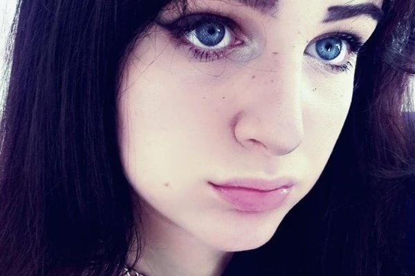 17 ára stúlka myrt er hún verndaði bróður sinn fyrir árásarmanni