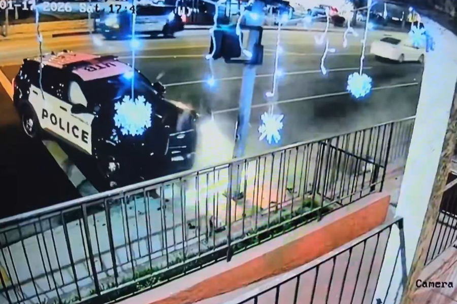 Maður í lífshættu eftir að lögreglubíl var ekið á hann