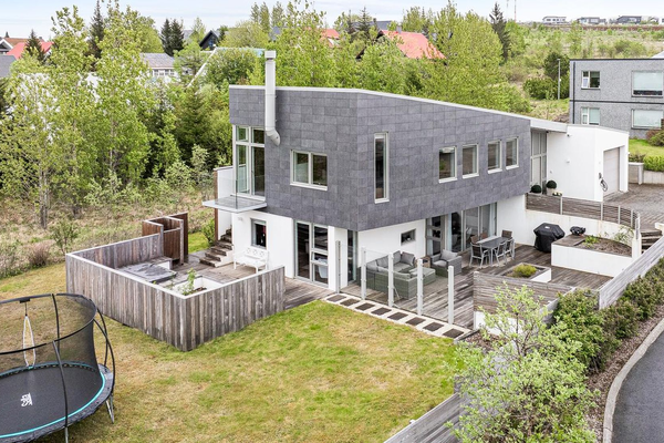 Risastórt einbýli á góðum stað til sölu