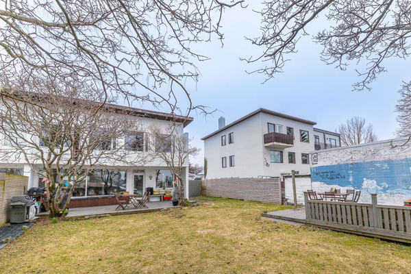 Verðlaunadómari selur parhús í Laugardalnum