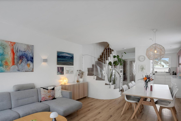 Selja þriggja hæða fjölskylduhús í Laugardalnum