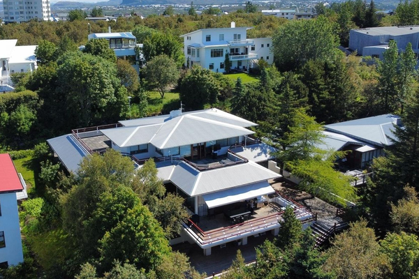 Ester reynir aftur að selja höllina í Laugardalnum