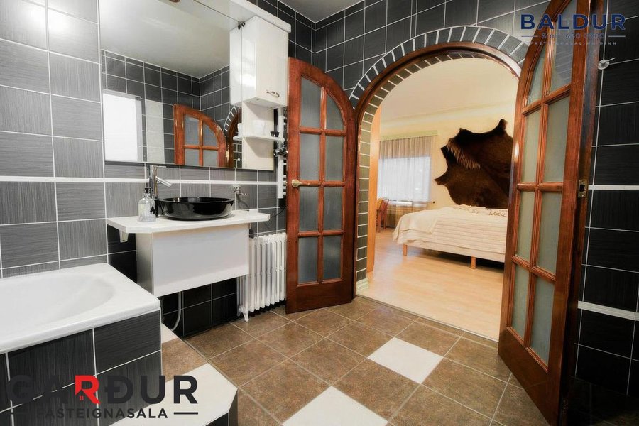 Nokkuð óvenjulegt einbýli til sölu í Laugardalnum