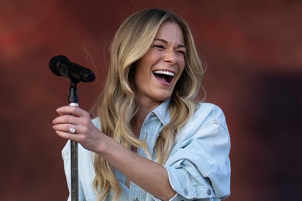 LeAnn Rimes fór að hágráta eftir „nudd“