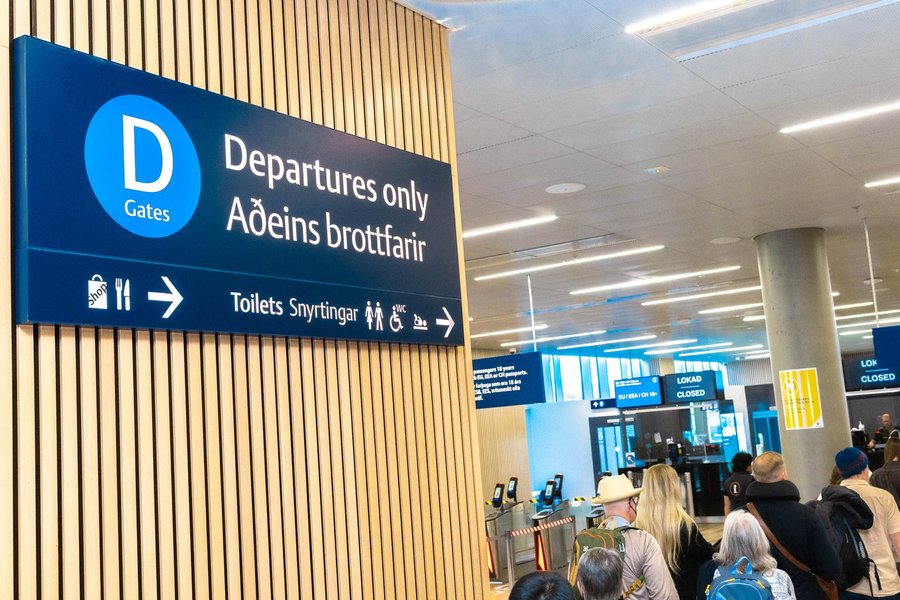 Þremur ungum þjófum sparkað úr landi