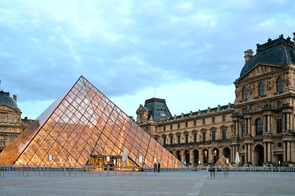 Louvre-safnið áfram lokað