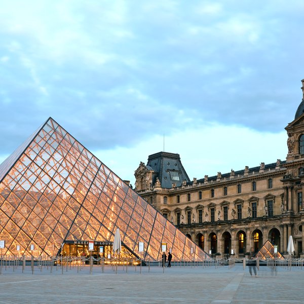 Louvre-safnið áfram lokað