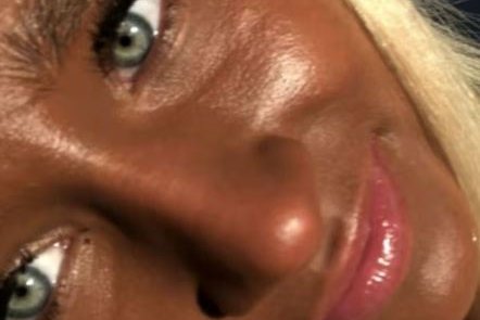 Ung kona opnar sig um ljósabekkjafíkn