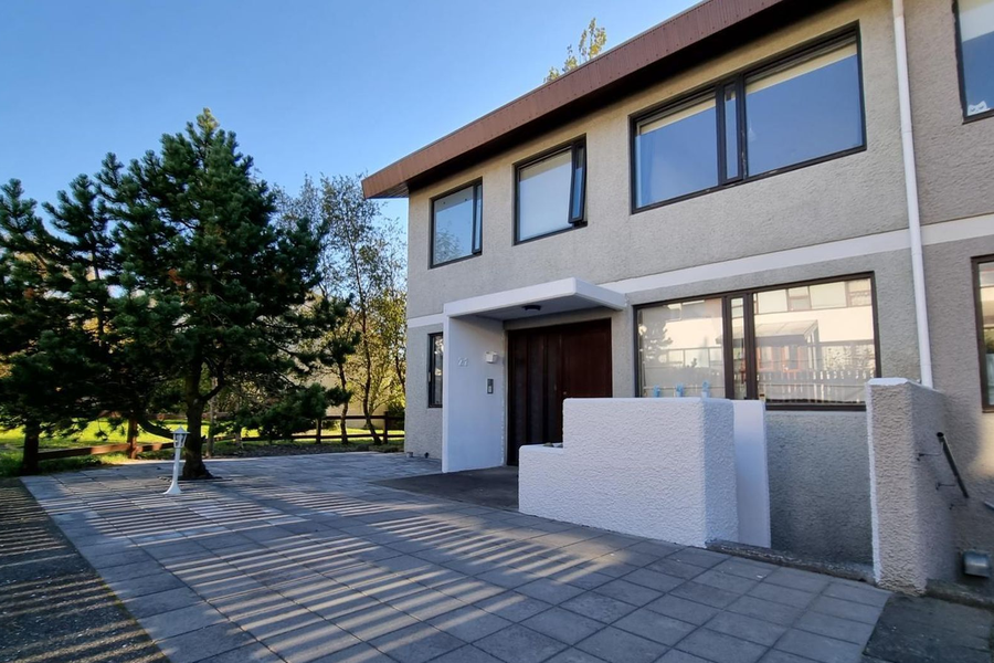 Selja töfrandi fjölskylduhús í Árbænum