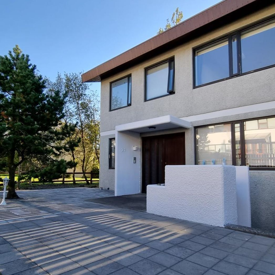 Selja töfrandi fjölskylduhús í Árbænum