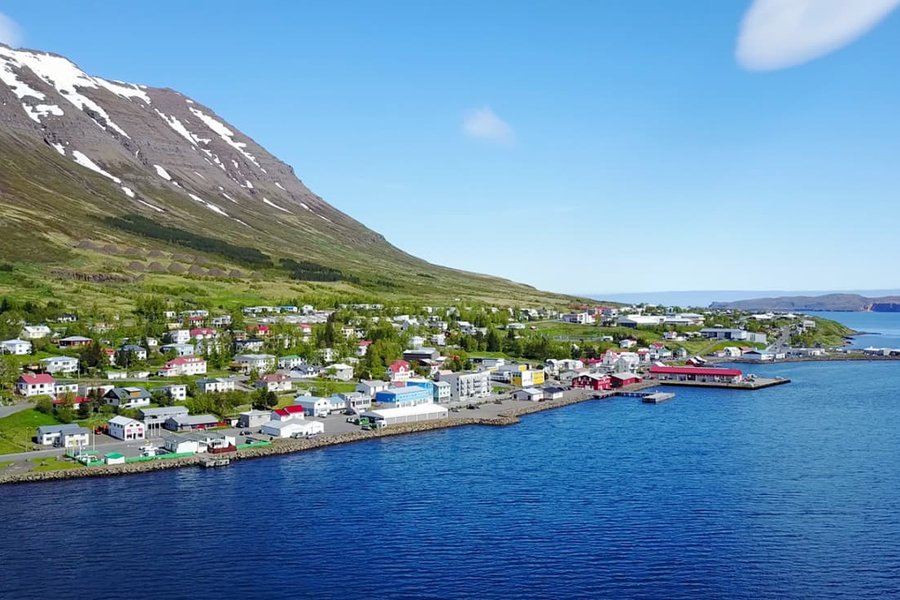 Drengur slasaðist lítillega þegar hoppukastali fauk í vindhviðu