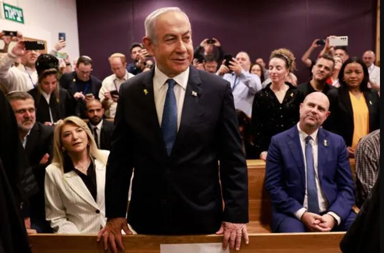 Netanyahu hress í bragði.