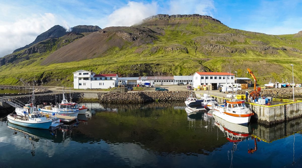 Í Norðurfirði má finna gistingu, matvöruverslun og kaffihús og auðvitað fallega smábátahöfn. Ljósmynd: westfjords.is