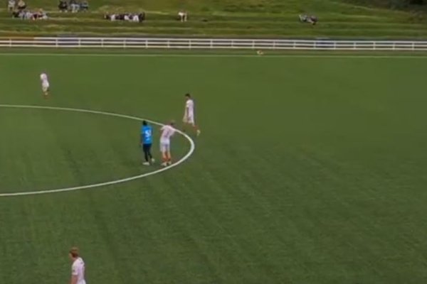Faðir gagnrýnir olnbogaskot á 17 ára son sinn í knattspyrnuleik á Egilsstöðum