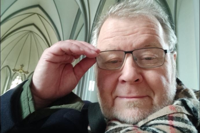 Össur fékk far með söngelskum rútubílstjóra