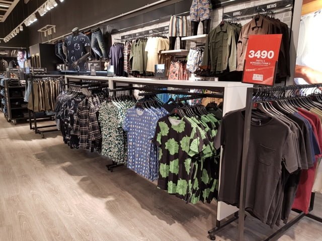 Yfir sumarið er fötin léttari og litríkari.