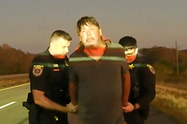 Tekinn fullur á bíl í ljósum logum