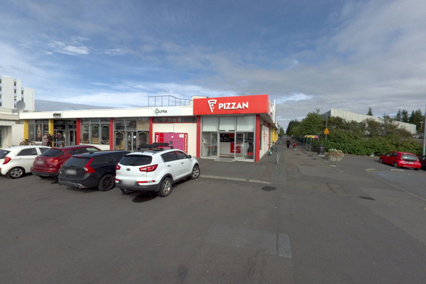 Ökumaður stórslasaði konu við Pizzuna