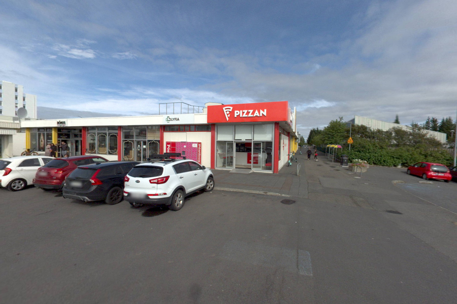 Ökumaður stórslasaði konu við Pizzuna