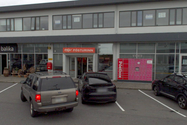 Flutti inn kók í fatakössum