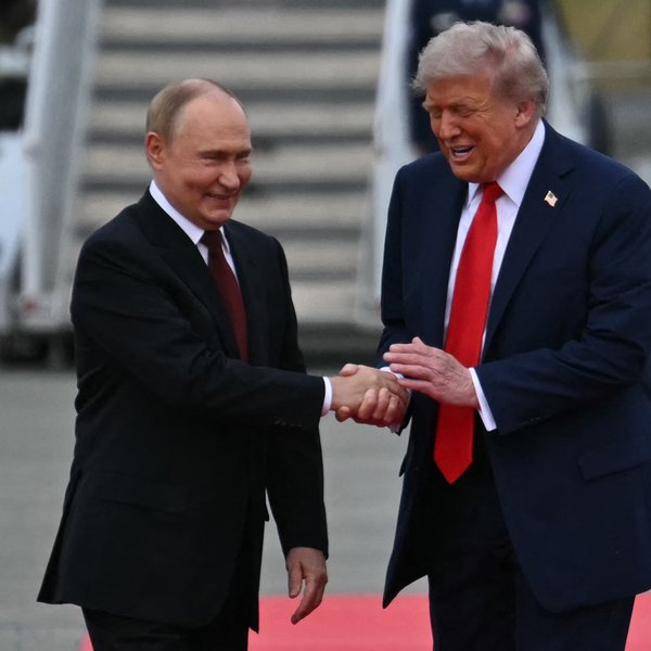 Pútín og Trump skellihlæjandi saman