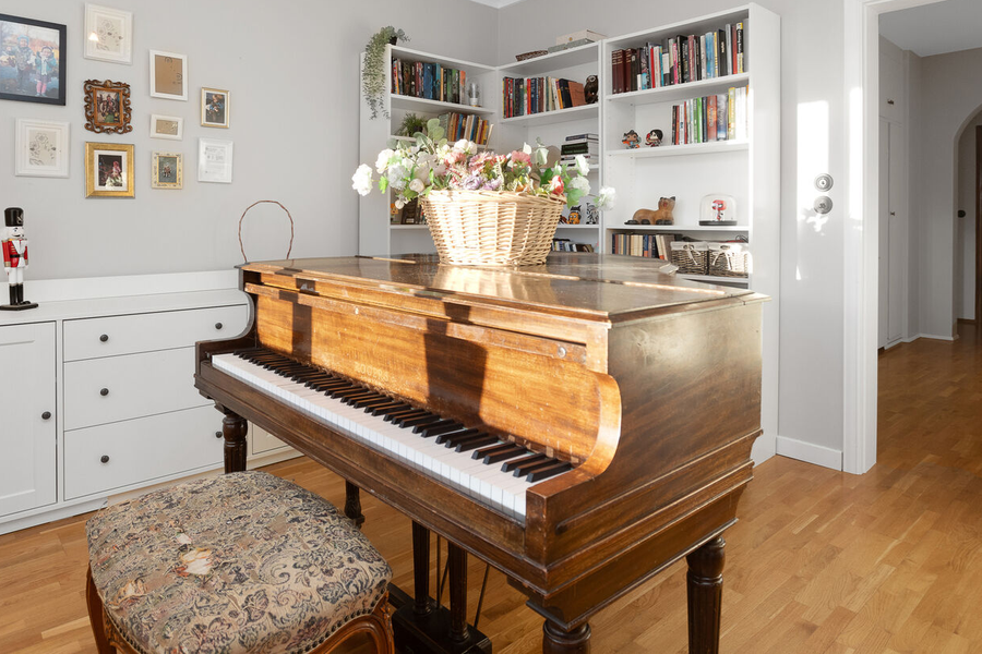 Umdeildur fyrrverandi þingmaður selur íbúð