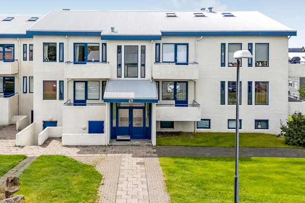 Fyrrum landsliðshetja selur risastóra tveggja hæða íbúð