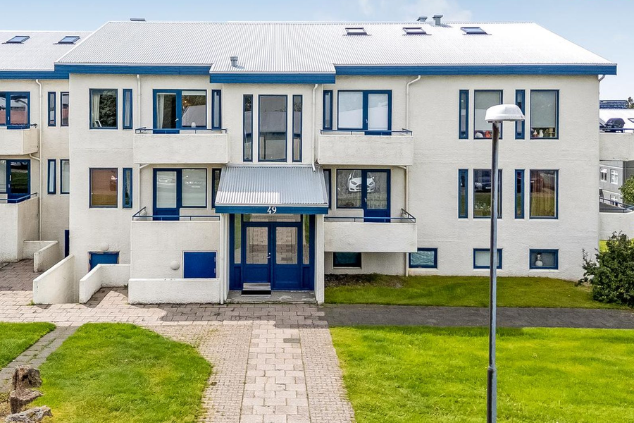Fyrrum landsliðshetja selur risastóra tveggja hæða íbúð
