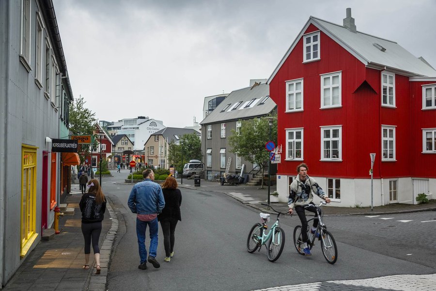 Kjálkabraut mann með kjaftshöggi