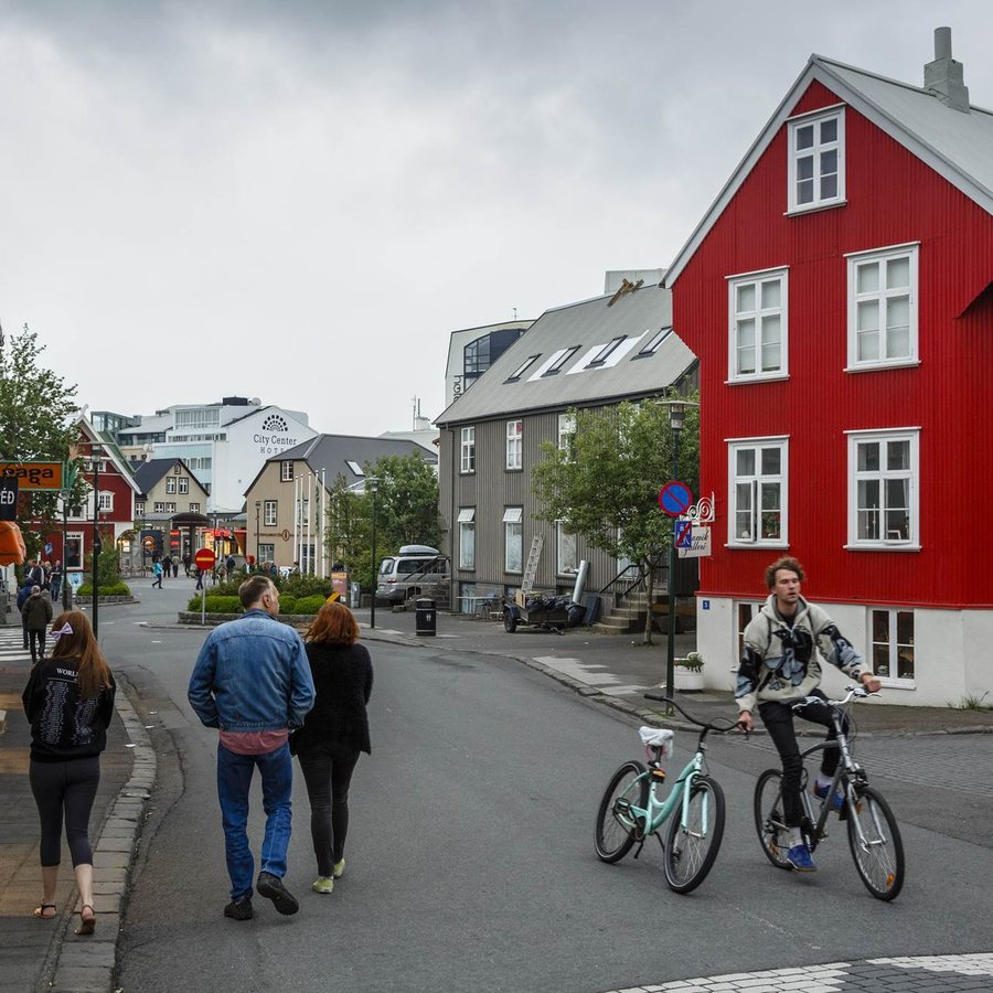 Ung stúlka í annarlegu ástandi